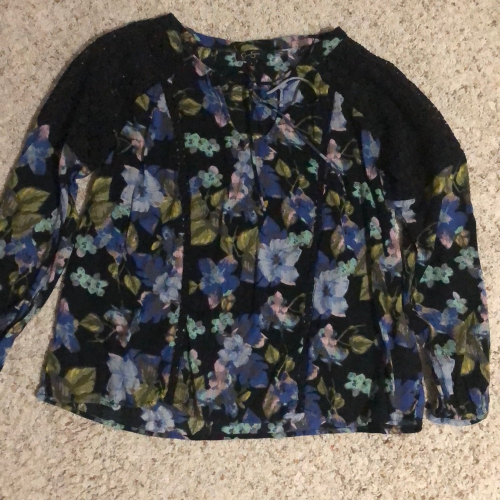 Flowy blouse with cuffed sleeves